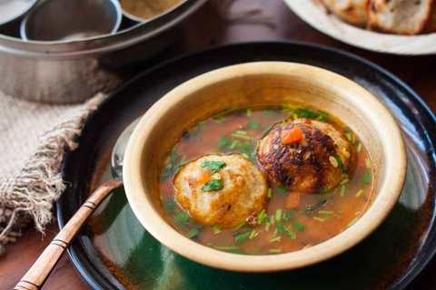 Karnataka Style Bonda Soupe Recette-Urad Dal Butters dans une soupe dal épicée Recette Indienne Traditionnelle