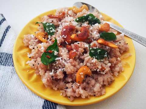 Karwar Style Phodni Phov Recipe – Poha de riz rouge avec noix de cajou Recette Indienne Traditionnelle