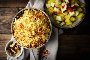 Kashmiri Pulao Recette – Pulao épicé avec du safran, des épices entières et des noix Recette Indienne Traditionnelle