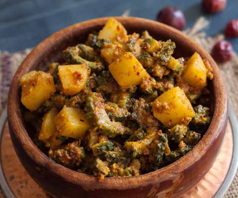 Katate Katate Konkani Batate Puddi Sagle Recette – Curry Bitter Gourd & Pomme de terre Recette Indienne Traditionnelle