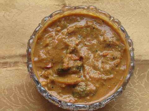 Kathiri Urulai Masala Kuzhambu Recette – Graveuse Masala Brinjal et Potato Recette Indienne Traditionnelle