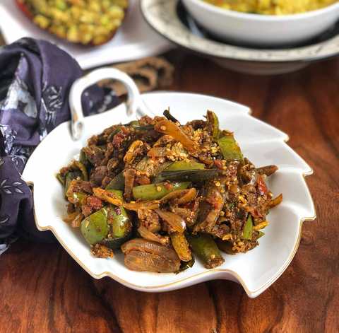 Kathirikai Poindu Pirattal Recette – Style South Indian Brinjal Stirh Fry avec ail Recette Indienne Traditionnelle