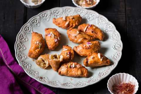 Kesar Mawa Gujiya Recipe - Gujiya farcie au safran, Khoya et noix Recette Indienne Traditionnelle