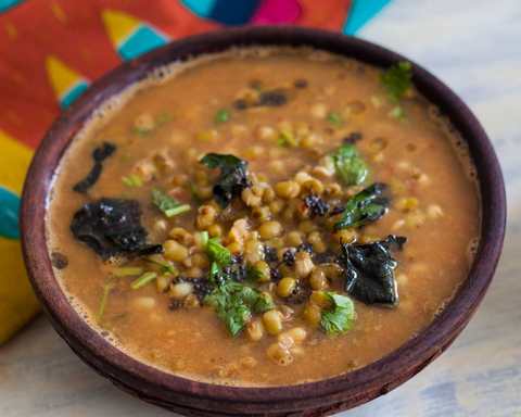 Konkani Style Mooga Ghushi Recette – germé entier Green Gram dans la sauce à la noix de coco Tangy Recette Indienne Traditionnelle