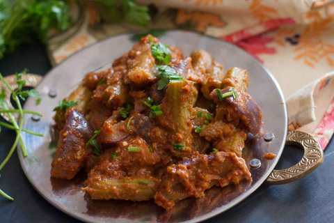 Konkani Style Vengaya Sagle Recette – Curry de drumstick aubergine Recette Indienne Traditionnelle