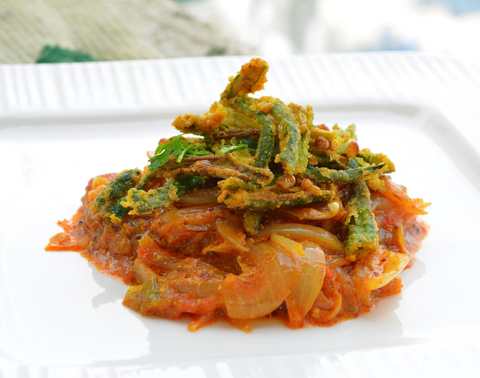 Kurkuri Bhindi avec recette de sauce au yogourt de tomate épicée Recette Indienne Traditionnelle