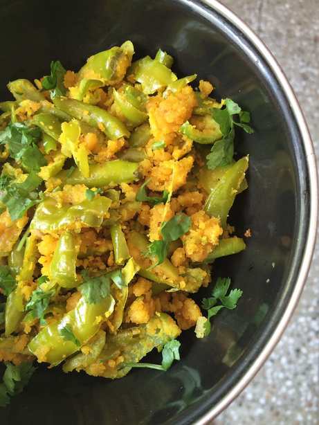 La farine de gramme et la recette de légumes de chilli Recette Indienne Traditionnelle
