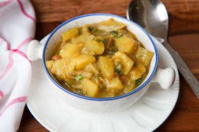 La recette de Lauki Aloo Sabzi – Curry de légumes de la pomme de terre Gourd Recette Indienne Traditionnelle