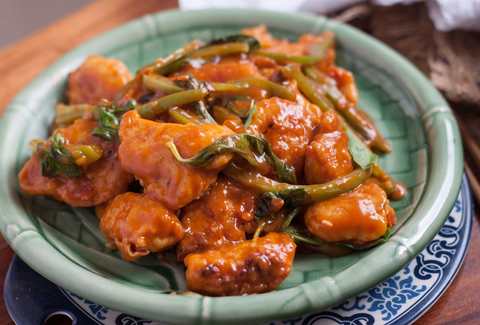La recette de poulet de basilic thaïlandaise Krapow gai Recette Indienne Traditionnelle