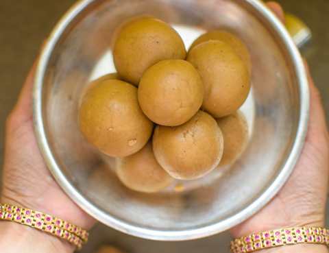 Ladooo de blé avec recette de jaggery Recette Indienne Traditionnelle