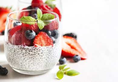 Lait d'amande Chia Graines Pudding avec recette de fruits frais Recette Indienne Traditionnelle