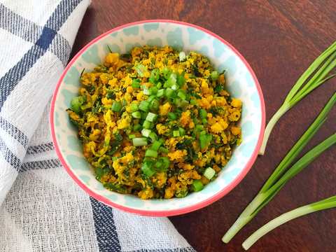 Maharashtrien Style Patichya Kandyachi Zunka Recipe -Spring oignons et Besan Sabzi Recette Indienne Traditionnelle