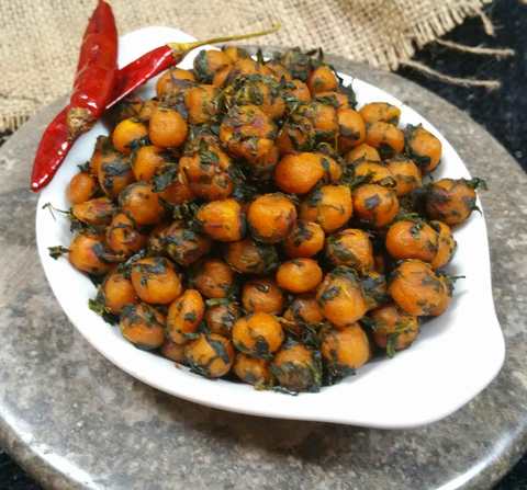 Menthi Aaku Badeela Koora Recette - Besan Muthia Cuit avec des feuilles de Méthi Recette Indienne Traditionnelle