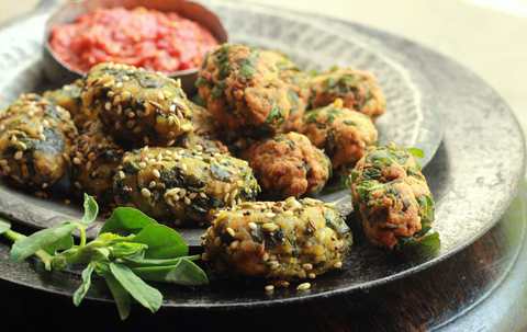 Methi Muthiya (boulettes de la farine de blé et Fenugrec) Recette Recette Indienne Traditionnelle