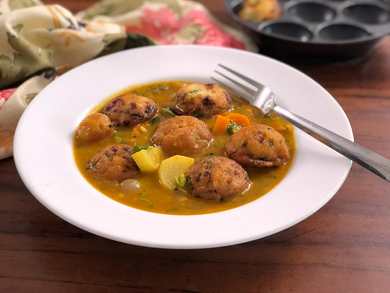 Mini oignon Vada avec recette de Vengaya Sambar - Butters à bord de la casserole au curry du Lentille Tangy Recette Indienne Traditionnelle