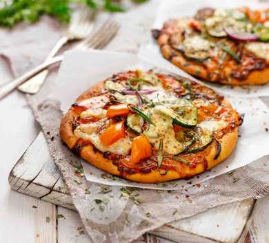 Mini pizza pita avec recette de légumes rôties tahini Recette Indienne Traditionnelle