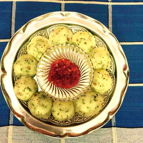 Mini Rava Idli avec recette de chutney de tomate Recette Indienne Traditionnelle