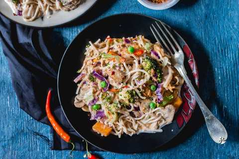 Nouilles de légumes aromatisées thaïlandaises dans la recette de curry de coco Recette Indienne Traditionnelle