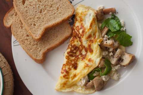 Omelette au fromage de champignons et de chèvre avec recette d'épinards Recette Indienne Traditionnelle