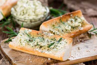 Pain à l’ail avec recette de beurre d’herbes Recette Indienne Traditionnelle