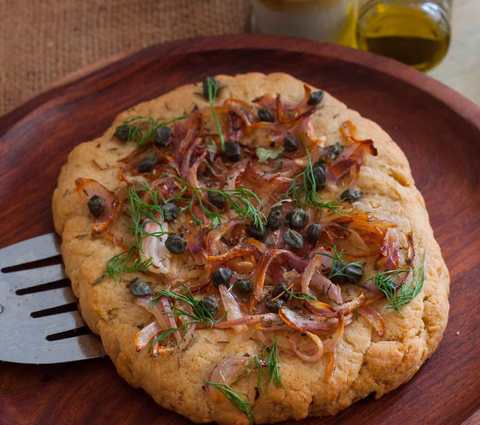 Pain de focaccia avec recette d’oignon doux et de câpres Recette Indienne Traditionnelle