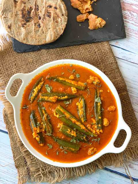 Paneer bourré bhindi dans la recette de sauce tomate Ajwain Recette Indienne Traditionnelle