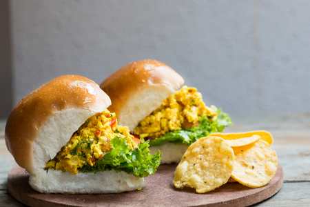 Paneer épicé Bhurji Pav Sandwich Recette - Recette de petit-déjeuner Recette Indienne Traditionnelle