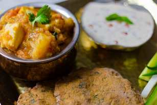 Paneer Paneer Curry sans oignon et recette d'ail (Vrat Wale Aloo Paneer) Recette Indienne Traditionnelle