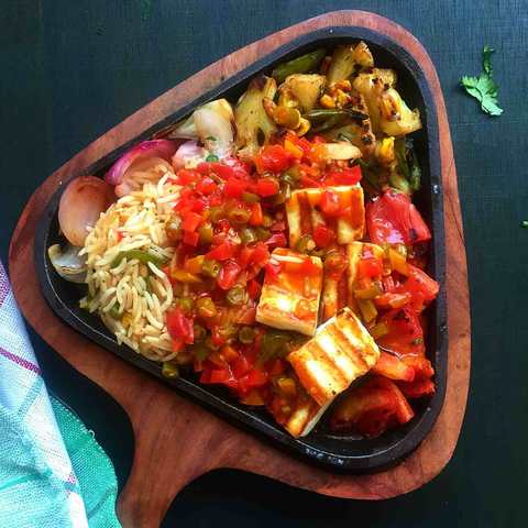 Paneer Sizzler Recette dans la sauce à l'ail de Chilli avec du riz Recette Indienne Traditionnelle