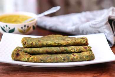 Paquet d'épinards épicé de Palak Paratha Recette Indienne Traditionnelle