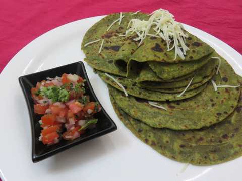 Parathras d’épinards Fusion avec recette de salsa à la tomate oignon Recette Indienne Traditionnelle