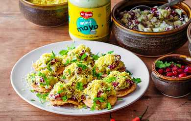 Party Sev Puri Recette remplie de pommes de terre et de la grenade Mayo Mayo Recette Indienne Traditionnelle