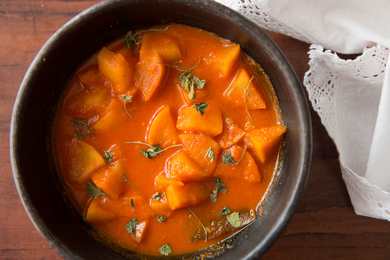 Pas d’oignon Pas de recette de curry de tomates pomme épicée Recette Indienne Traditionnelle