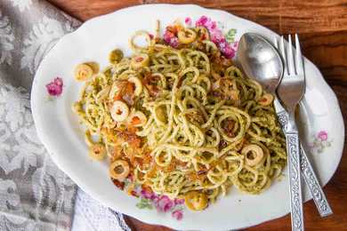 Pâtes spaghetti dans la recette de sauce pesto d'olive verte Recette Indienne Traditionnelle