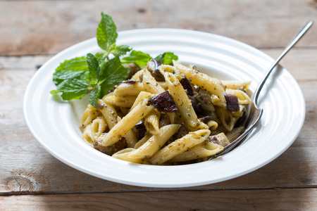 Penne avec des aubergines rôties et une recette de pesto à la menthe Recette Indienne Traditionnelle