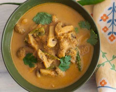Période de style Kongunadu Recette de Kujambu – Curry de champignon Recette Indienne Traditionnelle