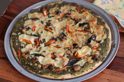 Pesto Pizza avec recette de champignon et de poivron Recette Indienne Traditionnelle