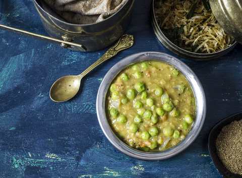 Phalguni Dal Recette - Lentilles rouges de style bengali avec des pois verts frais Recette Indienne Traditionnelle