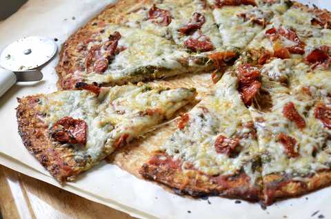 Pizza de croûte de chou-fleur avec pesto, tomates séchées et fromage de chèvre Recette Indienne Traditionnelle