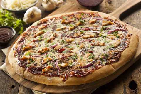 Pizza de poulet avec recette d'oignon rouge caramélisé Recette Indienne Traditionnelle