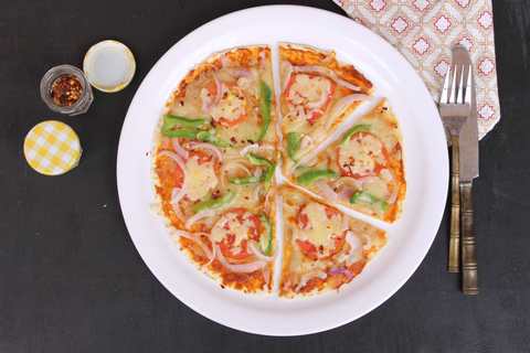 Pizza de la tortilla avec la recette de tomate, d’oignon et de capsicum Recette Indienne Traditionnelle