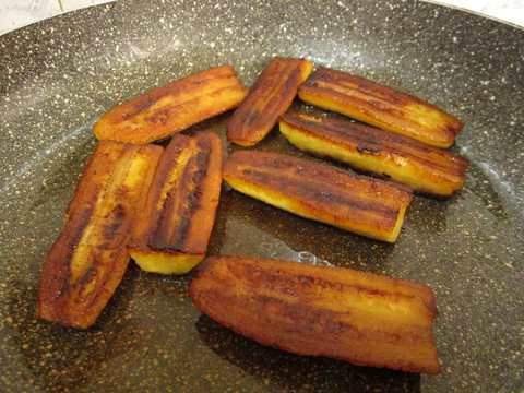 Plantains mûres caramélisés sans recette de sucre ajoutée (Nendran caramélisé) Recette Indienne Traditionnelle