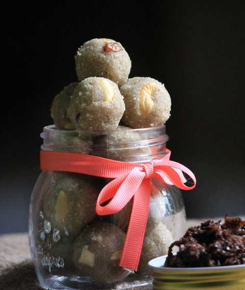 Poha Ladoo avec chocolat et noix de coco Recette Indienne Traditionnelle