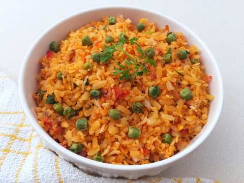 Poha de tomate avec recette de pois Recette Indienne Traditionnelle