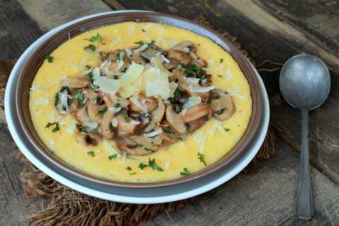 Polenta crémeuse avec recette de champignons Recette Indienne Traditionnelle