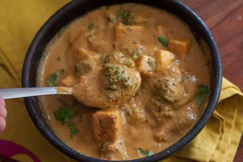 Pomme de terre douce, brocoli et recette de curry à tofu Recette Indienne Traditionnelle