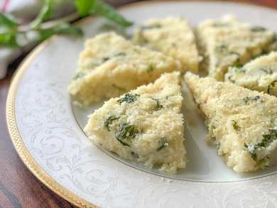 PUDINA SOOJI & OATS DHOKLA Recipe - Gâteau Semolina cuit à la vapeur avec des feuilles d'avoine et de menthe Recette Indienne Traditionnelle