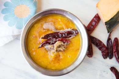 Pumpkin dal avec recette de tadka à l'ail Recette Indienne Traditionnelle