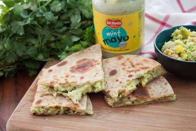 Quesadilla farcie de guacamole avec recette de mayo menthe Recette Indienne Traditionnelle