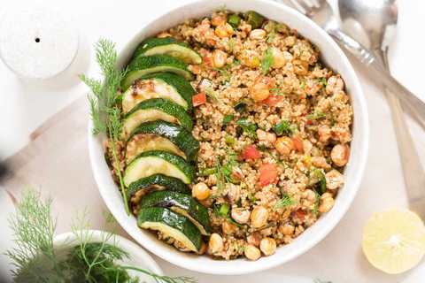 Quinoa avec la recette de courgettes et pois chiches grillées Recette Indienne Traditionnelle